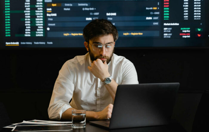 defraudação emocional, impactos psicológicos, trauma emocional, TEPT complexo, transtorno de estresse pós-traumático, transtorno de adaptação, confiança básica, erik erikson, judith herman, bessel van der kolk, hipervigilância, depressão reativa, perda de identidade, luto traumático, saúde mental, sequelas emocionais, ansiedade generalizada, dissonância cognitiva, desregulação emocional, abuso narcisista, mundo presumido, ronnie janoff-bulman, somatização, cura do trauma, sobrevivente de abuso.